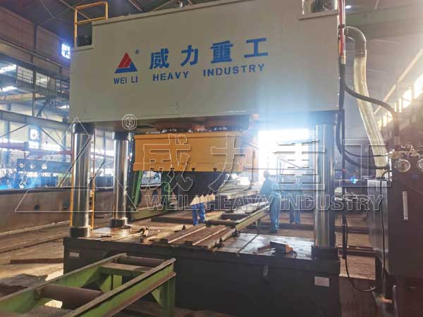 1000噸二梁四柱液壓機(jī)客戶使用現(xiàn)場(chǎng)
